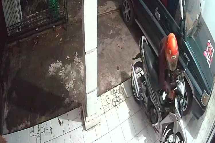 Dua Pelaku Terekam CCTV saat Mencuri Motor di Kota Probolinggo