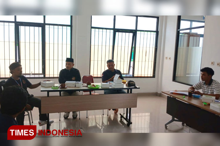 Akademisi dan para tokoh kesenian dari Temanggung, saat berdiskusi tentang kesenian tradisional agar tetap lestari. (FOTO: Hermanto/ TIMES Indonesia)