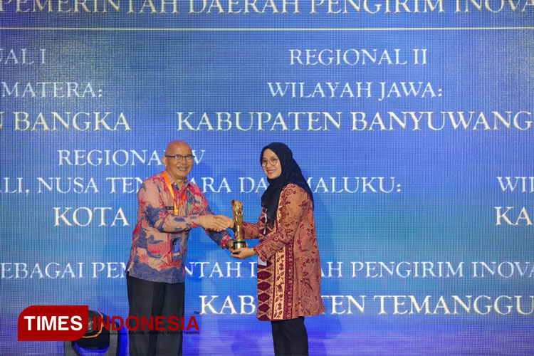 Bupati Banyuwangi, Ipuk Fiestiandani Azwar Anas saat menerima penghargaan Kabupaten Terinovatif pada ajang Indonesia Government Award (IGA) 2024. (FOTO: Humas Pemkab for TIMES Indonesia)