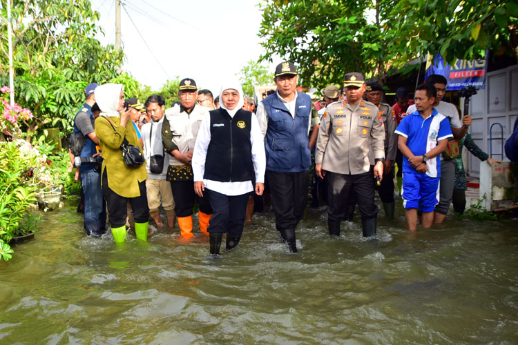 Khofifah saat meninjau bencana di jatim saat menjabat gubernur periode 2091-2024. (Foto: Dok. KIP)