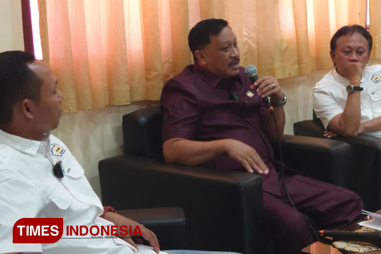 Wakil Ketua DPRD Gresik Mujid Riduan saat menjadi narasumber FGD kolaborasi KWG-DINKES Gresik di Sekretariat KWG. (FOTO: Akmal/TIMES Indonesia)