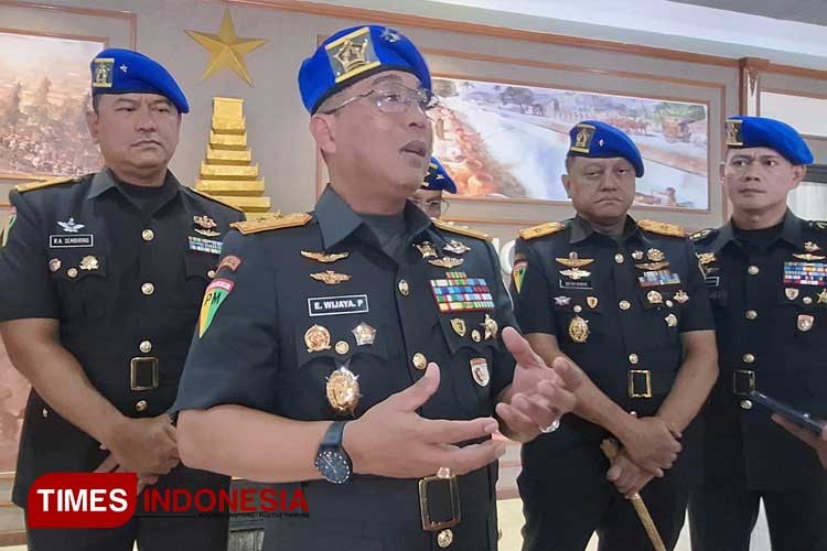 Wadan Puspomad Mayjen TNI Eka Wijaya Permana saat diwawancarai sejumlah awak media. (Foto: Sarifah Latowa/TIMES Indonesia)