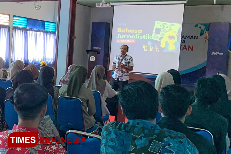 Jurnalis TIMES Indonesia, Yusuf Arifai saat memaparkan materi jurnalistik di hadapan mahasiswa STKIP PGRI Pacitan. (FOTO: STKIP for TIMES Indonesia)