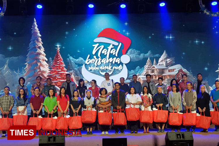 Perwakilan dari panti asuhan di Malang Raya yang menerima hadiah natal secara simbolis dalam acara Natal Bersama Seribu Anak Panti 2024 di Gereja GPdI Zion Altar Istana Dieng Kota Malang, Kamis (5/12/2024). (Foto: Achmad Fikyansyah/TIMES Indonesia)