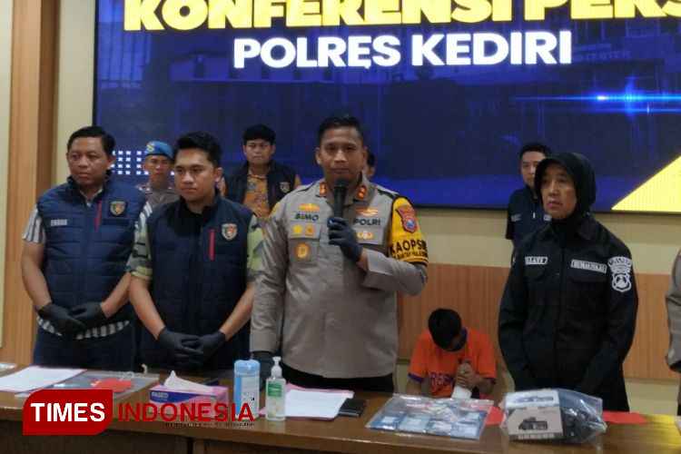 Polres Kediri Bekuk Pelaku Pembunuhan 3 Anggota Keluarga Guru