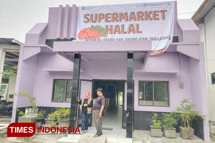 Kepala Disnakeswan Kabupaten Lamongan Shofiah Nurhayati bersama Ketua Paguyuban pedagang unggas saat di Supermarket Halal, Jumat (6/12/2024), Foto : Moch. Nuril Huda/TIMES Indonesia)