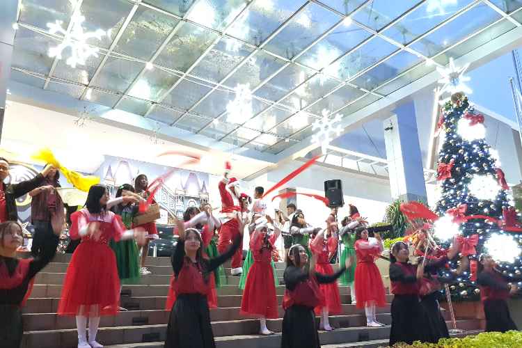 Flash Mob yang diadakan di halaman depan Malang Town Square, Jumat (6/12/2024). (Foto: Achmad Fikyansyah/TIMES Indonesia)