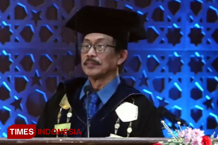 Rektor UIN Maliki Malang Prof Zainuddin dalam gelaran wisuda periode VI 2024, Sabtu (7/12/2024). (Foto: Achmad Fikyansyah/TIMES Indonesia)