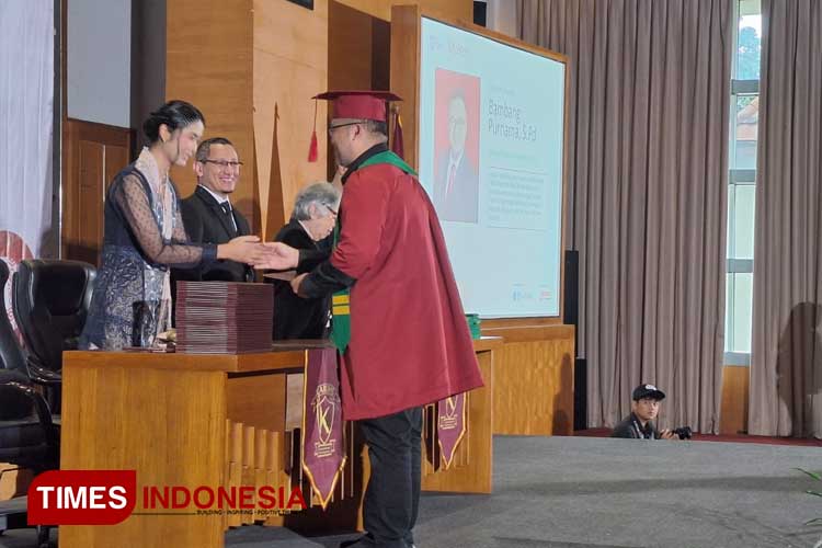 Dilla Solisa Wahid, Direktur Operasional LKP Grafologi Indonesia disamping Kang Aviv memberikan salam selamat kepada lulusan di hotel Savoy Homan (Foto: Djarot/TIMES Indonesia)