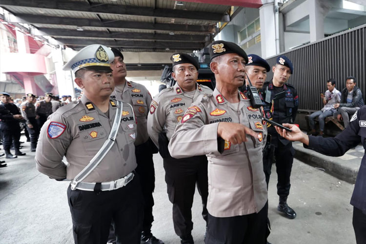 Ratusan Personel Polda Jatim Amankan Rekapitulasi Suara Pilkada 2024 Tingkat Provinsi