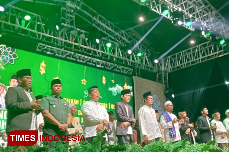Puluhan-ribu-jemaah-tampak-memadati-lapangan-Paseban-Bantul-mengikuti-acara-peringatan-satu-abad-pondok-pesantren-Al-Falah-Ploso-aa.jpg