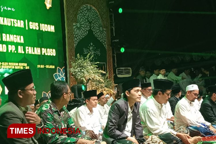 Puluhan ribu jemaah tampak memadati lapangan Paseban Bantul mengikuti acara peringatan satu abad pondok pesantren Al Falah Ploso. (Foto: Edis/TIMES Indonesia)