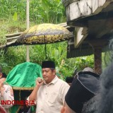 Wabup Pacitan Gagarin Ikut Panggul Keranda Korban Longsor di Nawangan