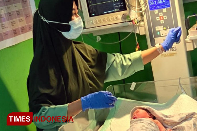 Bayi yang ditemukan warga di Bondowoso mendptkan perawatan di rumah sakit (FOTO: Moh Bahri/TIMES Indonesia)