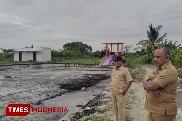 Kades Golokan, Muslikan (kiri) bersama Sekcam Sidayu, Su'udin saat meninjau proyek kolam renang yang akan dijadikan wisata (Foto: Akmal/TIMES Indonesia).
