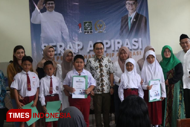 Hasanuddin Wahid alias Cak Udin, anggota DPR RI, saat bersama dengan para siswa penerima PIP yang ads di Malang Raya. (Foto: amin/times Indonesia).
