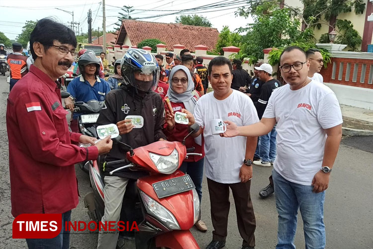 Sebar Pesan Baik, Kejari Majalengka Bagikan Stiker Anti Korupsi pada Pengendara