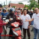 Sebar Pesan Baik, Kejari Majalengka Bagikan Stiker Anti Korupsi pada Pengendara