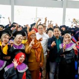 Mampir Dadakan ke Wisuda Sekolah Orang Tua Hebat, Pj Gubernur Jatim Beri Apresiasi Tinggi