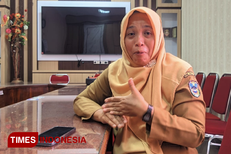 Kabid P2P Dinkes Pacitan, drg. Nur Farida saat menjelaskan upaya pencegahan HIV/AIDS. (FOTO: Yusuf Arifai/TIMES Indonesia)