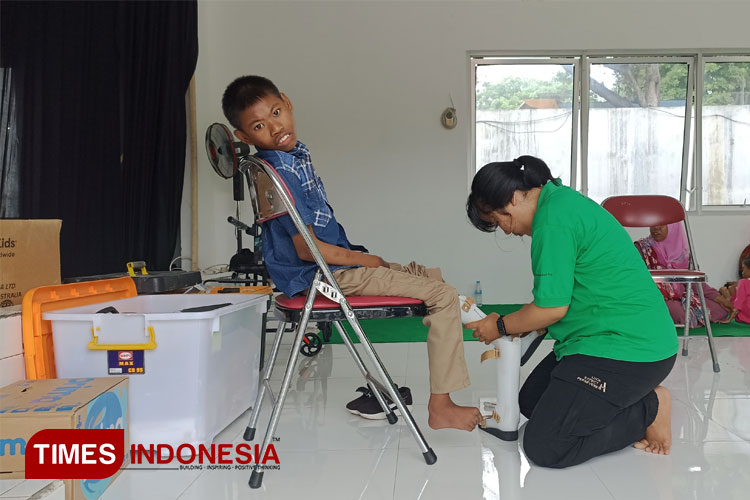 Puluhan Penyandang Disabilitas di Banyuwangi Dapat Bantuan Sepatu AFO