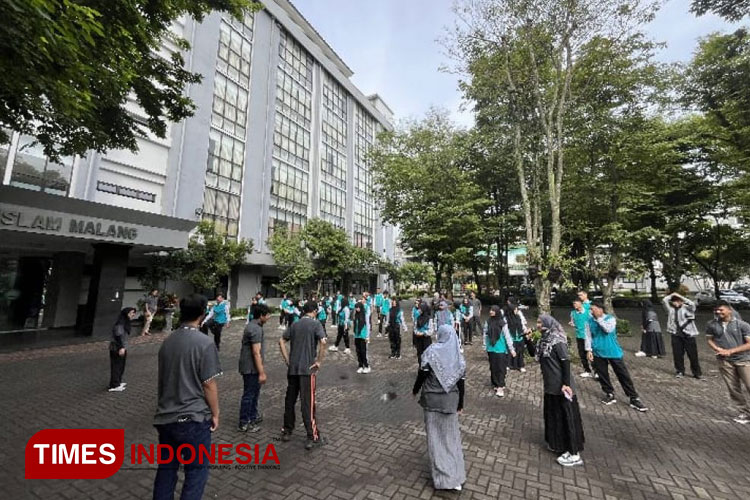 Salah satu program belajar LPBA-BIPA Unisma, Outing Class Program 3 Bahasa di halaman belakang Gedung. (FOTO: AJP TIMES Indonesia)