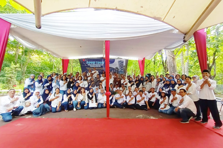 Periset BRIN berkumpul dalam acara gathering dan peningkatan kapasitas kinerja BRIN di Taman Labirin Kebun Raya Purwodadi, Selasa (10/12/2024). (Foto: Dok. BRIN)