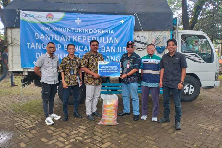 Penyerahan simbolis bantuan paket sembako dari Satgas Tanggap Bencana BUMN, kepada perwakilan masyarakat di salah satu wilayah terdampak banjir Malang Selatan, Senin (9/12/2024). (Foto: BPBD Kab. Malang)