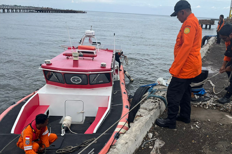 Tim Basarnas Surabaya mengevakuasi Maniah (70) warga Sumenep yang kemarin hilang di perairan Pulau Sapudi. (Foto: Dok. Basarnas Surabaya)