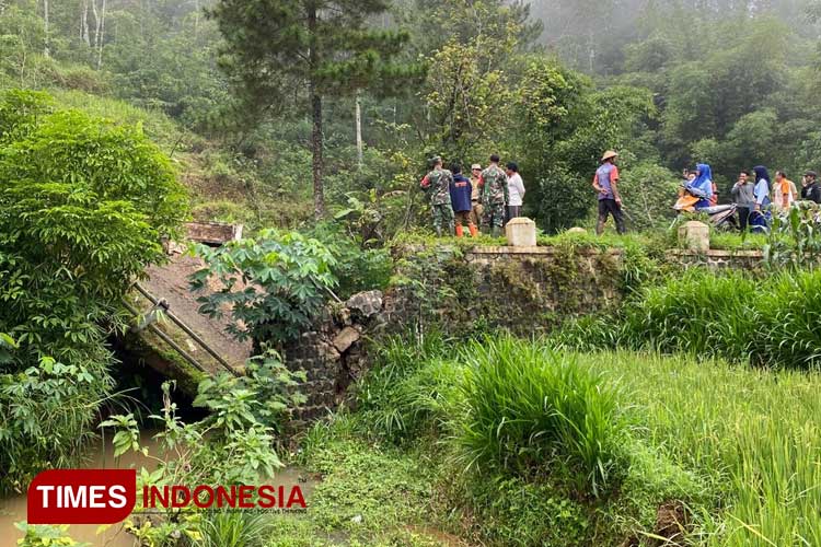 Cuaca Ekstrem Menerjang Pacitan, Jembatan Penghubung Antardesa di Nawangan Ambrol