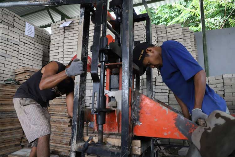 Salah satu Program Padat Karya besutan Pemkot Surabaya. (Foto: Humas Pemkot Surabaya)