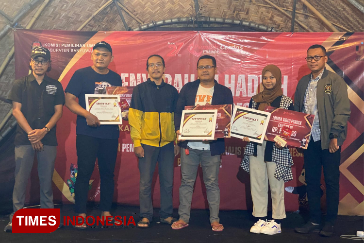 Penyerahan hadiah Lomba Video Pendek ‘Sukseskan Pilkada Kabupaten Banyuwangi 2024’. (Foto : Fazar Dimas/TIMES Indonesia)