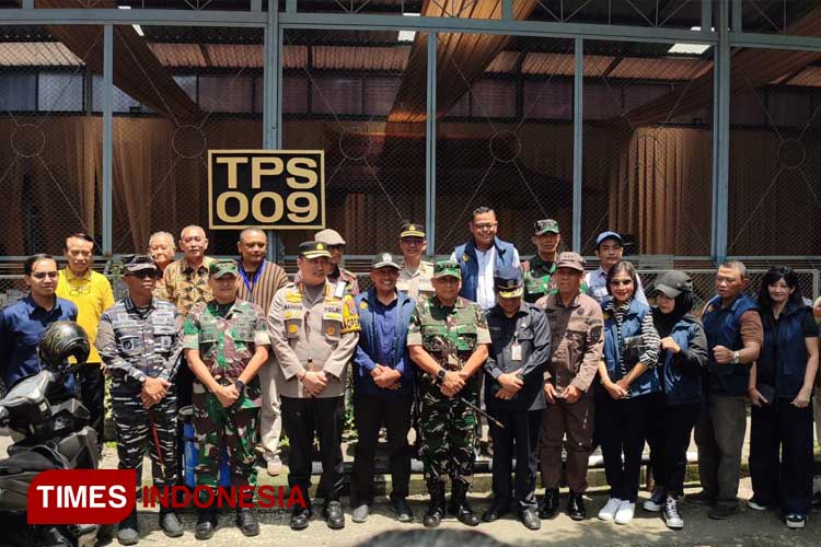 Jajaran Forkopimda Kota Malang berfoto bersama dengan anggota KPPS saat memantau TPS di wilayah Kelurahan Dinoyo, Kecamatan Lowokwaru dalam pelaksanaan Pilkada 2024, Rabu (27/11/2024). (foto: Jasmine Maryam Z/TIMES Indonesia)