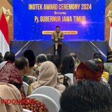 Apresiasi Inovasi Pemerintah Daerah, Pj Gubernur Adhy Serahkan Piala Inotek Award 2024