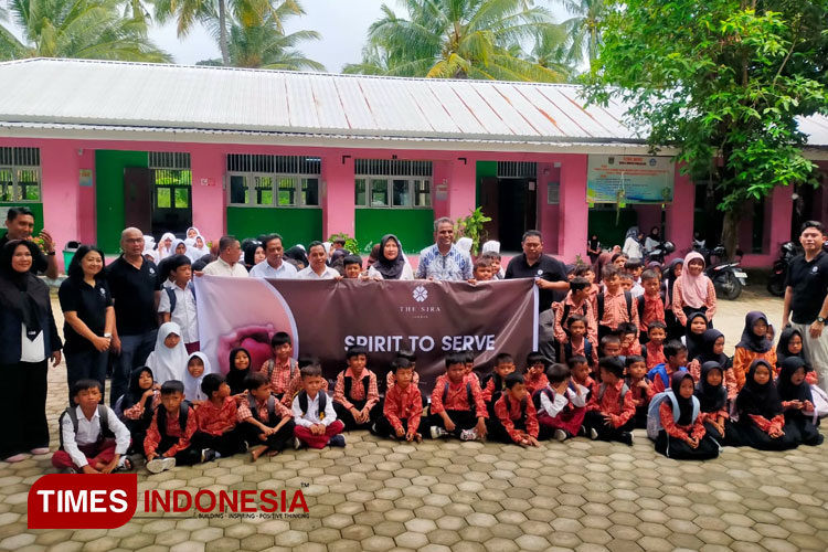 170 Anak-anak SDN 4 Sigar Penjalin sumringah menerima bantuan sepatu baru dari The Sira. (Foto : Hery Mahardika/TIMES INDONESIA)