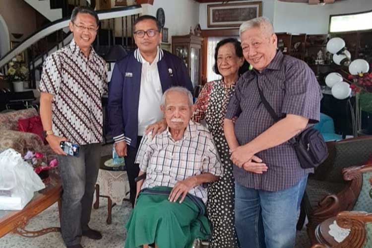 Ketum IKA UB M Zainal Fatah bersama dengan Sekjen IKA UB Dilan S. Batuparan saat berkunjung ke kediaman Prof Hasyim di Kota Malang beberapa waktu lalu. (FOTO: Istimewa)