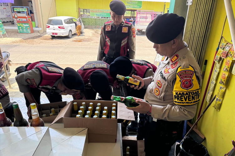 Polres Majalengka Geledah Warung Penjual Minuman Keras Usai Terima Aduan Warga