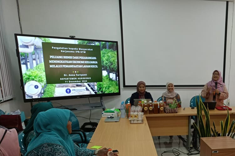Anna Fariyanti, dosen IPB menyampaikan tentang berbagai model pemanfaatan lahan pekarangan termasuk potensi bisnis yang bisa dikembangkan. (Foto: Agribisnis UTM)