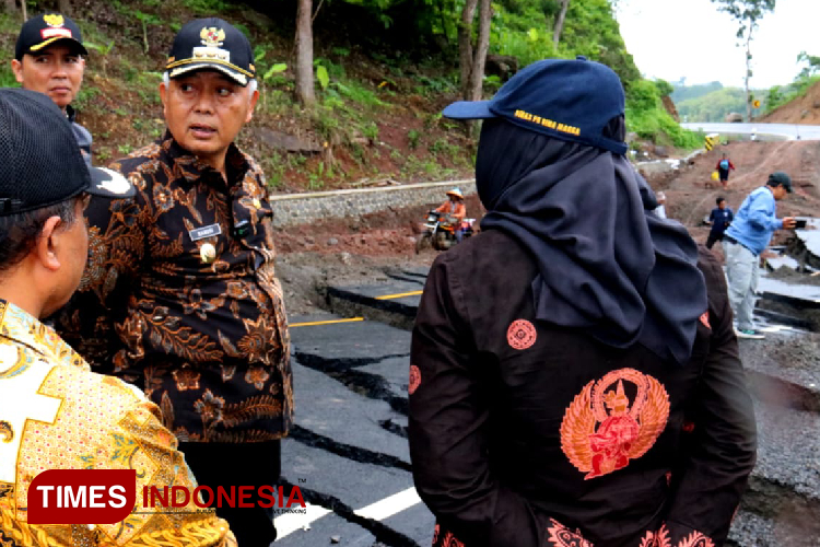 Bupati Malang, HM Sanusi, didampingi jajaran dan pihak terkait, saat meninjau kondisi jalan retak dan ambles di ruas JLS perbatasan Malang-Blitar, Kamis (12/12/2024). (Foto Adhitya Hendra/TIMES Indonesia)