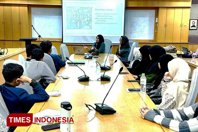Dosen Ilmu Komunikasi UMBY, Rani Dwi Lestari, MA ketika memberikan materi dalam International Visiting di USIM (FOTO: AJP TIMES Indonesia)