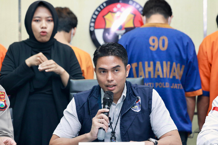Kasubdit II Ditressiber Polda Jawa Timur AKBP Charles P Tampubolon dalam konferensi pers di Polda Jatim. (Foto: Dok. Polda Jatim)