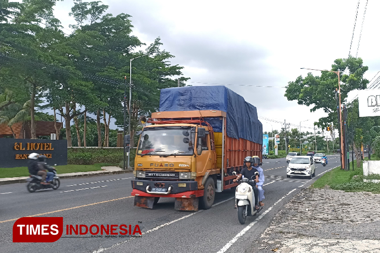 kendaraan angkutan barang yang tengah melintasi di jalur Banyuwangi - Jember. (Foto : Ikromil Aufa/TIMES Indonesia)