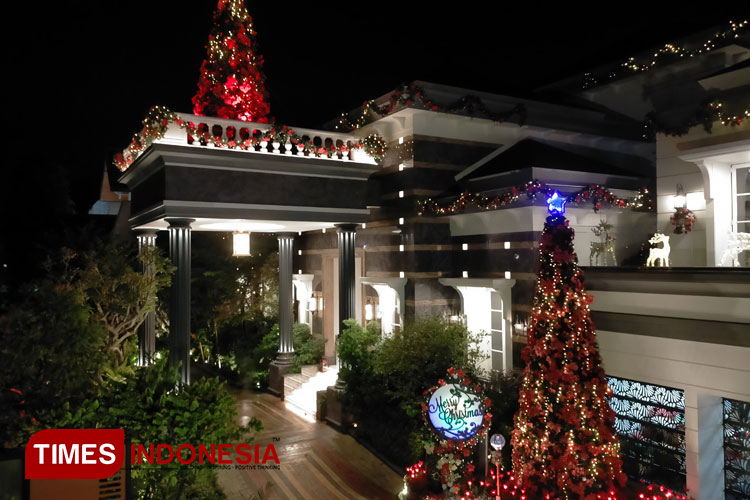 Sambut Tahun Yubileum 2025, Maylanie Pasang Pohon Natal Raksasa