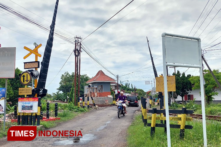 Pos jaga perlintasan sebidang yang sedang dibangun di Desa Sukorejo, Kecamatan Singojuruh, Banyuwangi. (Foto : Ikromil Aufa/TIMES Indonesia)