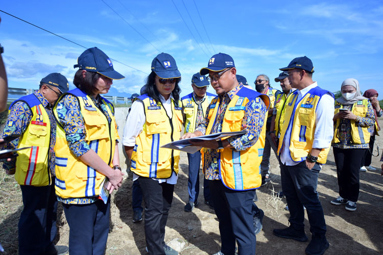Wamen PU Diana Kusumastuti saat meninjau sejumlah infrastruktur penanganan pasca bencana Palu dan mengevaluasi potensi pemanfaatan lahan eks likuifaksi, Rabu (11/12/2024).(FOTO: Biro Komunikasi Publik Kementerian PU)