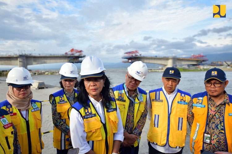 Wamen PU Diana Kusumastuti saat meninjau sejumlah infrastruktur Rehabilitasi dan Rekonstruksi Pascabencana Gempa, Tsunami dan Likuifaksi yang terjadi pada 2018 di Sulteng , Rabu (11/12/2024).(FOTO: Biro Komunikasi Publik Kementerian PU)