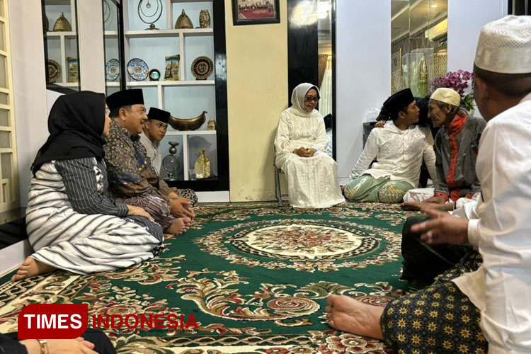 Warsubi-Salman Takziah ke Kediaman Munjidah Wahab, Sampaikan Belasungkawa