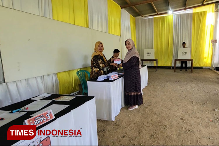 Bupati Purworejo, Yuli Hastuti saat mencoblos di TPS 001 Desa Grabag pada 27 November lalu. (FOTO: Hery Priyantono/TIMES Indonesia)
