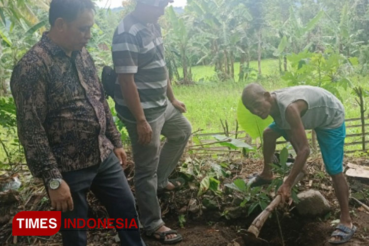 Warga Desa Gubrih Kecamatan Wringin Bondowoso menanam pohon alpukat bantuan pemerintah Desa dan Portir An-nasr (FOTO: Moh Bahri/TIMES Indonesia)