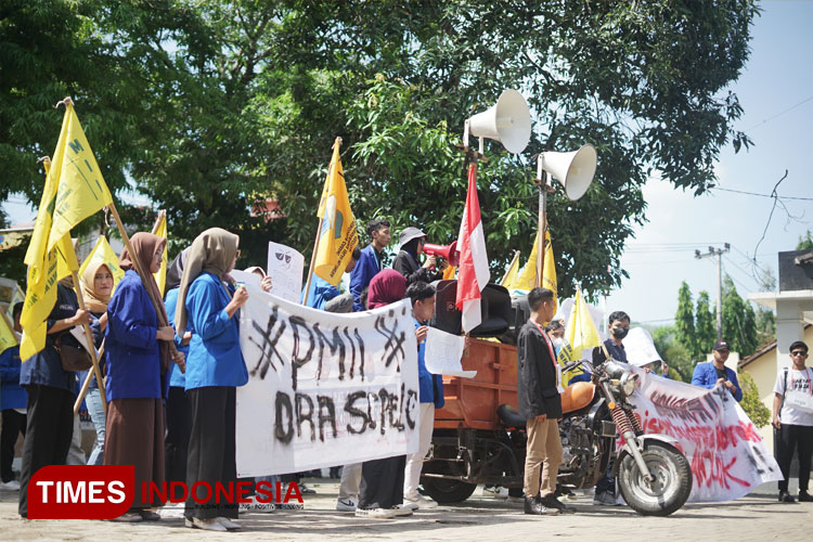 Dinilai Kinerjanya Melempem, Disparbudpora Pacitan Dikirimi Gerobak Sampah oleh PMII